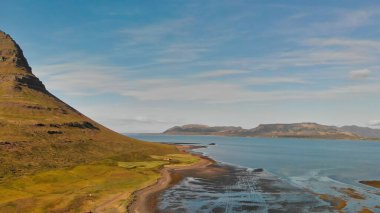 İzlanda 'daki Kirkjufell dağ manzarasının hava panoramik görüntüsü, insansız hava aracı bakış açısı.