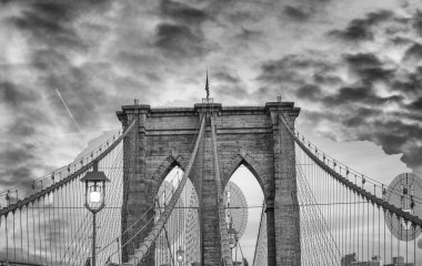 Brooklyn Köprüsü Kulesi, New York 'un arka planında gökyüzü renkleri.
