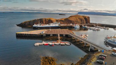 STYKISHOLMUR, ICELAND - AĞUSTUSTOS 2019: Güzel bir yaz gününde İHA 'dan havacılık şehri manzarası.