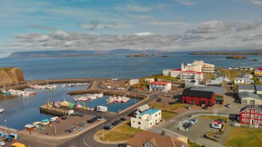 STYKISHOLMUR, ICELAND - AĞUSTUSTOS 2019: Güzel bir yaz gününde İHA 'dan havacılık şehri manzarası.