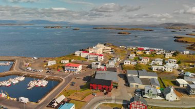 STYKISHOLMUR, ICELAND - AĞUSTUSTOS 2019: Güzel bir yaz gününde İHA 'dan havacılık şehri manzarası.