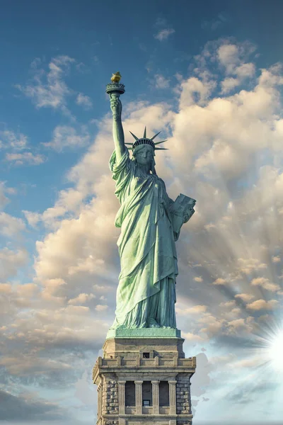 Colores Del Cielo Fondo Estatua Libertad Ciudad Nueva York — Foto de Stock