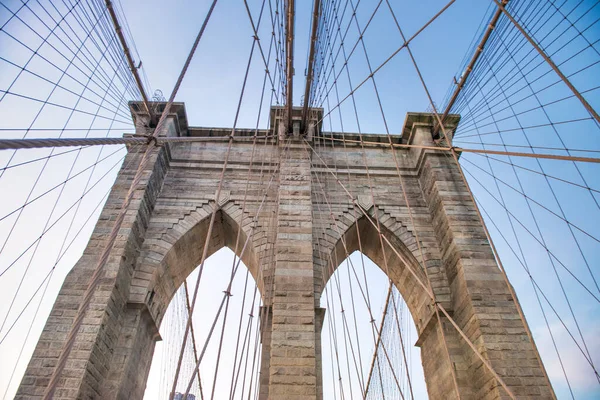 Цвета Заката Бруклинского Моста Гигантской Башней Кабелями — стоковое фото