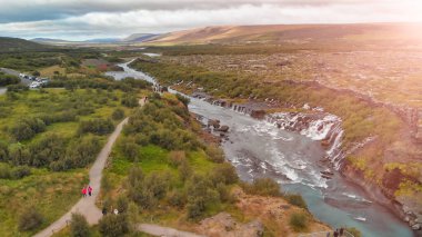Hraunfossar Şelaleleri, İzlanda. Bir yaz günü İHA 'dan hava görüntüsü.