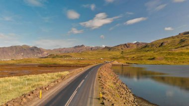 Kirkjufell Peyzaj ve Yolu güneşli bir yaz gününde, hava manzarası.