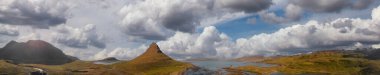 Kirkjufell Dağı üzerinde günbatımı gökyüzü renkleri, panoramik hava manzarası.
