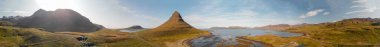 Kirkjufell Peyzajı Güzel güneşli bir yaz gününde, hava manzarası.