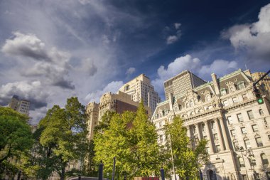 Manhattan şehir merkezinde Brooklyn Köprüsü 'nden eski binalar gün batımında, New York City.