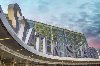 Staten Island feribot girişi günbatımı gökyüzüne karşı, New York City.