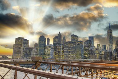 Manhattan şehir merkezinin günbatımı renkleri Brooklyn Köprüsü, New York 'tan.