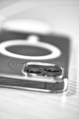 PISA, ITALY - 24 Ekim 2020: iPhone 12 Pro, yeni şeffaf magsafe ve magsafe şarj cihazıyla, Apple Inc.