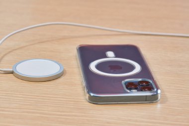 PISA, ITALY - 24 Ekim 2020: iPhone 12 Pro, yeni şeffaf magsafe ve magsafe şarj cihazıyla, Apple Inc.