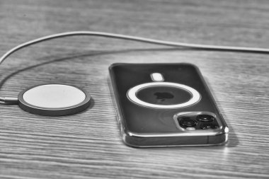 PISA, ITALY - 24 Ekim 2020: iPhone 12 Pro, yeni şeffaf magsafe ve magsafe şarj cihazıyla, Apple Inc.