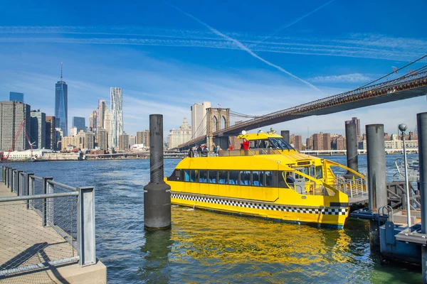 Γέφυρα Του Μπρούκλιν Και Θαλάσσιο Ταξί Από Brooklyn Bridge Park — Φωτογραφία Αρχείου