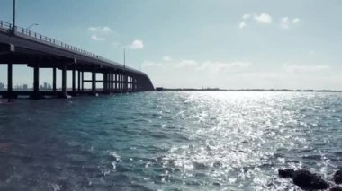 Miami 'deki Rickenbacker Geçidi' nde trafik, yavaş çekim hava manzarası. Yavaş çekim