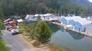 Vancouver Adası 'ndaki Genoa Körfezi, sahil boyunca park etmiş arabaların hava manzarası.