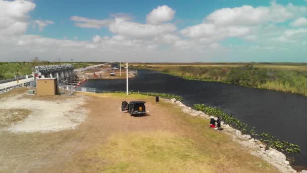 Aerial view of the Everglades National Park, Florida, Amerikai Egyesült Államok. Mocsár és mocsarak egy gyönyörű napon — Stock videók