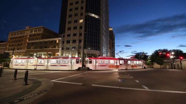 SALT LAKE CITY - 14 juli 2019: Stadens spårvagn snabbar upp sig längs Downtown Streets en vacker sommarnatt — Stockvideo