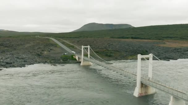 ジョクルサFjollum川と橋、空中ビュー。アイスランドで2番目に長い川です。その源はヴァトナヨークトル氷河である。 — ストック動画