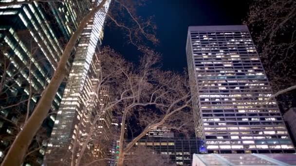 Vista noturna de arranha-céus na área de Bryant Park, Manhattan, Nova York, EUA — Vídeo de Stock
