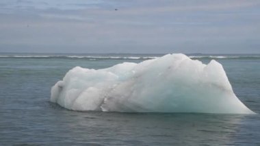 Jokulsarlon gölü, İzlanda. Yaz mevsiminde plajdaki buzdağlarının panoramik manzarası