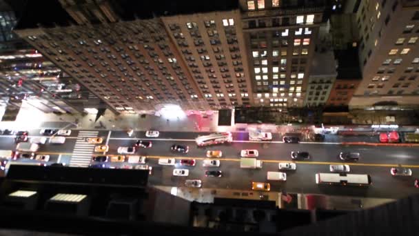 Εναέρια εναέρια θολή θέα της κυκλοφορίας νύχτα Μανχάταν και πυροσβεστών φορτηγό, Νέα Υόρκη, ΗΠΑ — Αρχείο Βίντεο