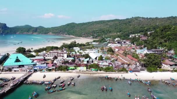 Flygfoto över Phi Phi Island Port och Tonsai Pier, Thailand — Stockvideo
