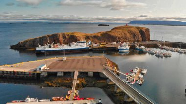 STYKISHOLMUR, ICELAND - AĞUSTUSTOS 2019: Güzel bir yaz gününde İHA 'dan havacılık şehri manzarası.