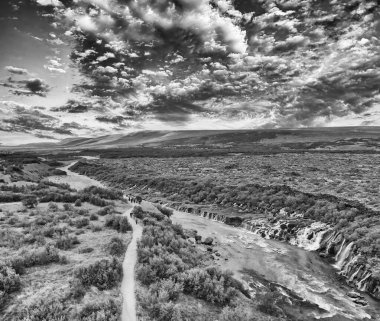 Hraunfossar Şelaleleri, İzlanda. Gün batımında İHA 'dan hava görüntüsü.