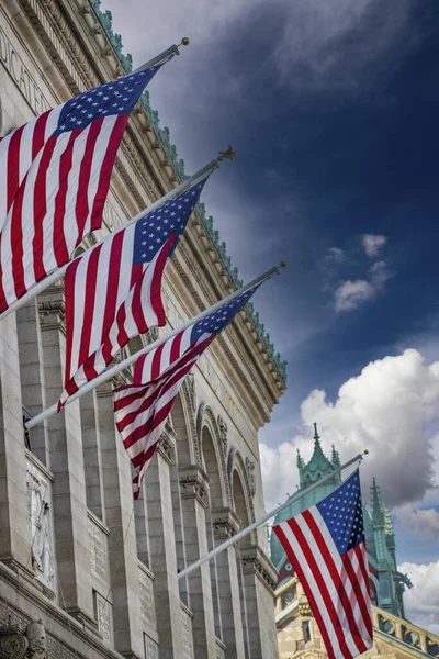 Banderas Americanas Bajo Cielo Azul Con Nubes — Foto de Stock