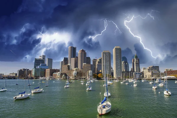 Boston Skyline Och Båtar Kommande Storm Massachusetts — Stockfoto
