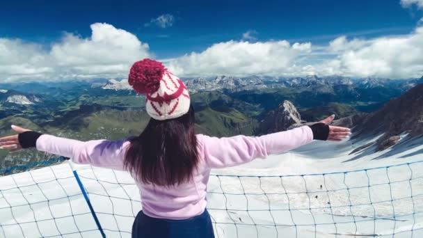 Donna abbracciando meraviglioso paesaggio di montagna — Video Stock