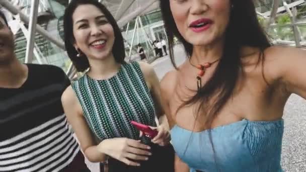 Ασιάτες φίλοι σε εξωτερικούς χώρους λαμβάνοντας selfies και μιλώντας — Αρχείο Βίντεο