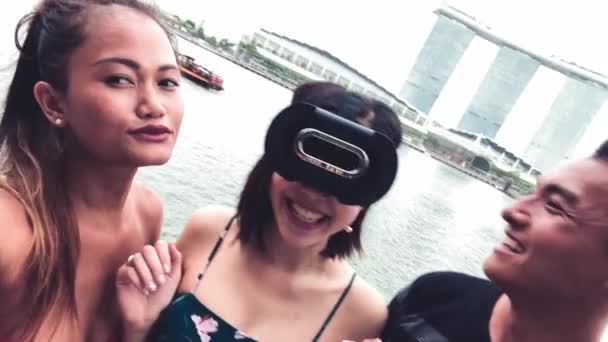 亚洲朋友们戴着虚拟现实眼镜，在户外享受城市生活 — 图库视频影像