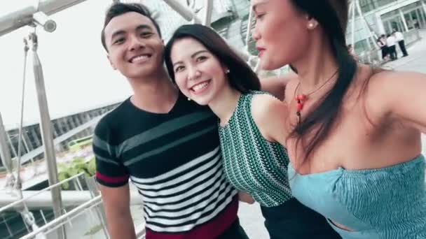Asiatiska vänner utomhus ta selfies och njuta av stadslivet — Stockvideo