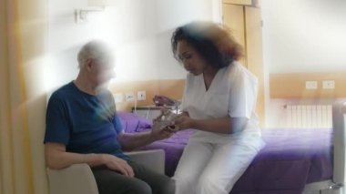 Genç Afrikalı kadın doktor diyabet için klinikte kan şekeri testi yapıyor. Arkadan gelen ışık ışınları