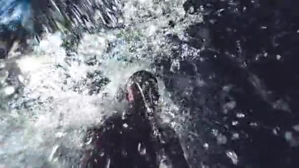 Mężczyzna orzeźwiający pod pięknym wodospadem, zwolnione tempo — Wideo stockowe