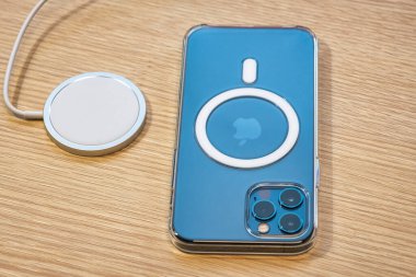 PISA, ITALY - 24, 2020: Apple 'ın yeni kablosuz şarj cihazıyla birlikte yeni iPhone Pro 12.