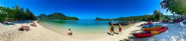 Phi Phi Don Thailand December 2019 Turister Njuter Stranden Vacker — Stockfoto