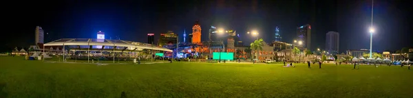 Kuala Lumpur Malasia Diciembre 2019 Turistas Locales Disfrutan Noche Plaza —  Fotos de Stock