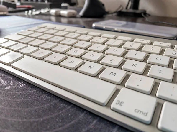 办公室里的现代无线键盘 — 图库照片