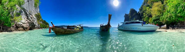 Koh Phi Phi Thailand December 2019 Turister Med Långa Segelbåtar — Stockfoto