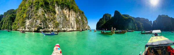 Koh Phi Thailand 2019年12月24日 在一个美丽的阳光灿烂的日子 乘坐长尾船的游客来到岛上 — 图库照片