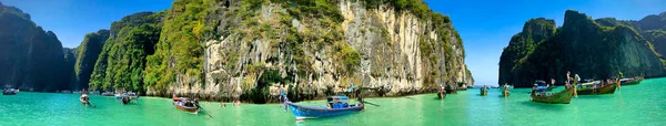 Koh Phi Phi Thailand December 2019 Hosszú Farokcsónak Turisták Ellátogatnak — Stock Fotó