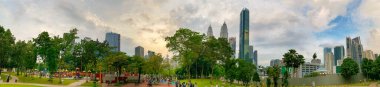 KUALA LUMPUR, MALAYSIA - 27 Aralık 2019: Turistler gün batımında KLCC Parkı 'ndan Petronas Kulesi' nin muhteşem manzarasının tadını çıkarıyorlar.