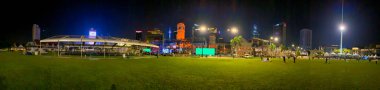 KUALA LUMPUR, MALAYSIA - 27 Aralık 2019: Turistler ve yerliler Merdeka Meydanı 'nda gece tatilinin tadını çıkarıyorlar.