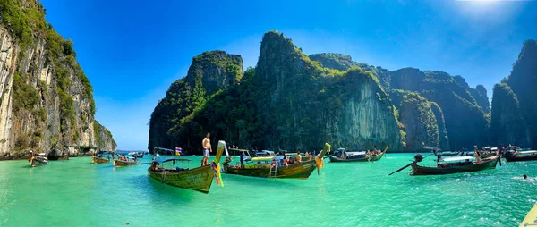 Koh Phi Thailand 2019年12月24日 在一个美丽的阳光灿烂的日子 乘坐长尾船的游客来到岛上 — 图库照片