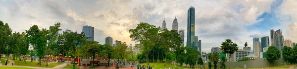 Kuala Lumpur Malaysia December 2019 Tourists Enjoy Wonderful Panorama Petronas — Stock Photo, Image