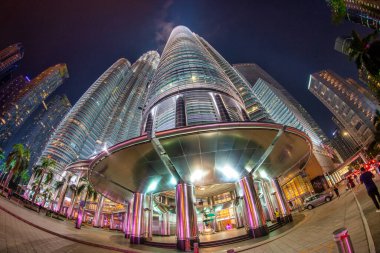 KUALA LUMPUR, MALAYSIA - 27 ARALIK 2019: Petronas İkiz Kulelerinin gece ışıkları.