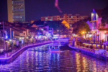 MALACCA, MALAYSIA - 28 Aralık 2019: Melaka Nehri ve Binaları 'nın güzel gece lambaları.